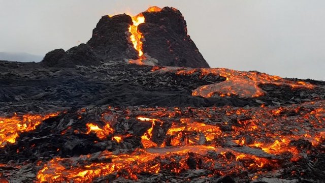Islandijoje gyvenantys lietuviai dalijasi įspūdingais vaizdais: prie lavos upių renkasi šimtai
