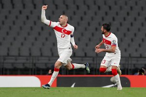Pasaulio futbolo čempionato atrankoje Turkija netikėtai susitvarkė su olandais