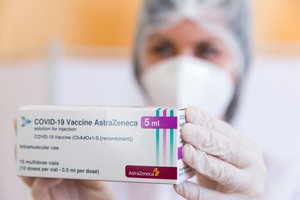 Trečiadienį Vilniuje „AstraZenaca“ pasiskiepijo dar per 20 politikų