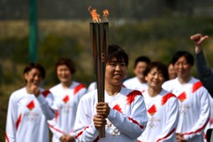 Tokijo olimpiados deglas pradeda 121 dieną truksiančią kelionę per Japoniją