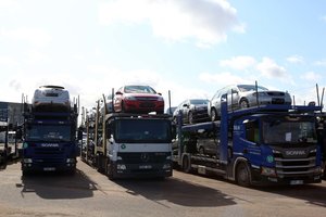 FNTT smūgis automobilių prekeiviams: 20 kratų ir per 3 mln. eurų nesumokėtų mokesčių