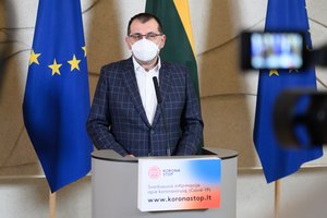 Kilus skandalui dėl žmonos paskiepijimo V. Kasiulevičius traukiasi iš Santaros klinikų: sprendimą paskelbė po įstaigos pranešimo