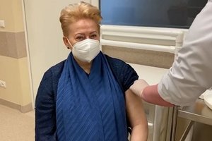 Antrąja vakcinos doze paskiepyta D. Grybauskaitė: skiepykitės, saugokite save ir savo artimuosius