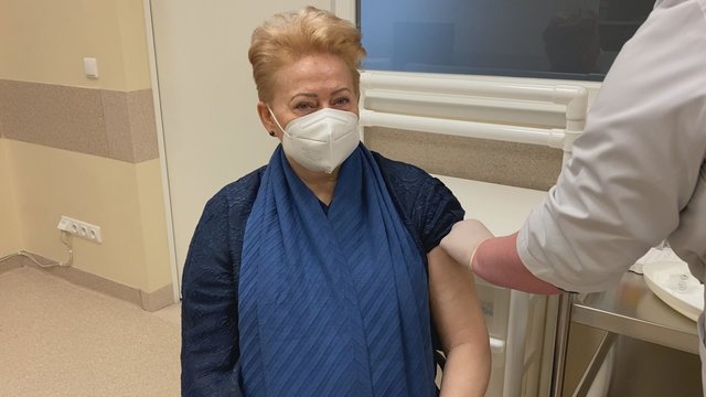 D. Grybauskaitė pasidalijo vaizdais iš antrosios vakcinacijos: skyrė palinkėjimą tautiečiams