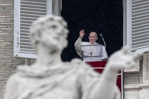Pandemija prispaudė: diržus veržiasi net Vatikanas