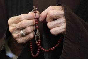 Į viešumą iškilo naujas skandalas Lenkijoje: prievartaudamas studentes, vienuolis „jas gelbėjo nuo demonų“