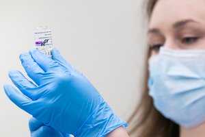 Aiškėja, kada gali prasidėti abiturientų vakcinacija: paneigė gandus, kad skiepai bus privalomi