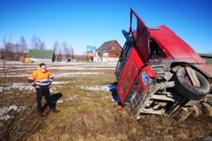 Vairuotojo-kamikadzės žioplumo kaina: vengdamas susidūrimo ir žmonių žūčių, vilkiko vairuotojas mašiną pasuko į griovį