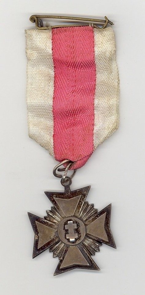 3-ojo laipsnio sidabrinis nuopelnų kryžius, 1944 m. balandžio 25 d. įteiktas Alenai Sakalovai-Lekant.<br>Okupacijų ir laisvės kovų muziejaus nuotr.