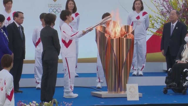 Tokijo olimpinis deglas pradėjo kelionę per Japoniją: pasikeisdami neš apie 10 tūkst. bėgikų