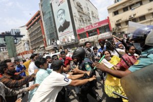 Bangladešo policija panaudojo ašarines dujas ir gumines kulkas prieš protestuotojus