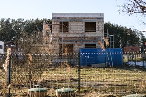 Baudos ir teismų maratonas – jų nebeišvengs nelegaliai prisistatę namų