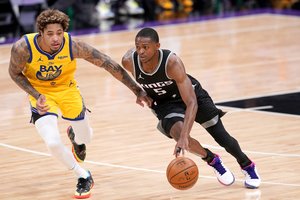 NBA naktis: pergalingos D. Lillardo baudos ir D. Foxo karjeros rungtynės