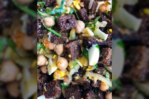 Įdomesnė ir daug sveikesnė keptos duonos mišrainė su avinžirniais