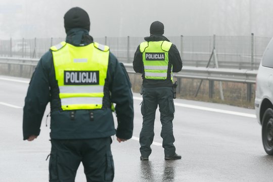 Už dalyvavimą medžioklėje iš pareigų atleistas Ukmergės r. pareigūnas, jo kolegai – griežtas papeikimas