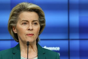 U. von der Leyen: „AstraZeneca“ negali eksportuoti vakcinos, kol nepristatė ES pažadėtų dozių