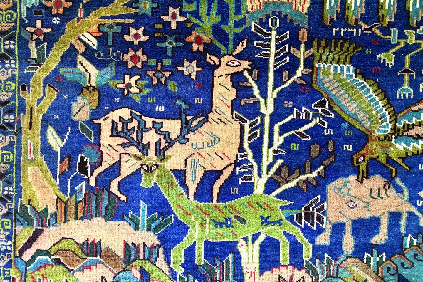  Balučių kilimas, kurio raštas vaizduoja rojaus sodą. Dešinėje medžioklės motyvas - paukštis nešasi sugautą gyvūną: tai pavasario atėjimo simbolis.<br>Nuotr. iš asmeninio albumo