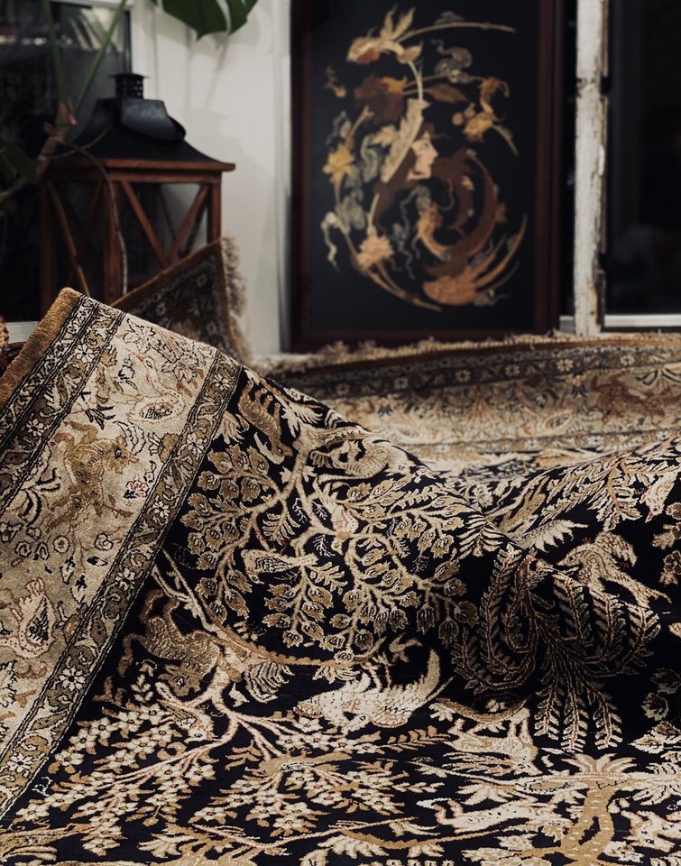  Kumo miesto centriniame Irane šilko kilimas. Toliau matosi tradicinio persų meno - medžio inkrustacijos miniatiūra.<br>Nuotr. iš asmeninio albumo