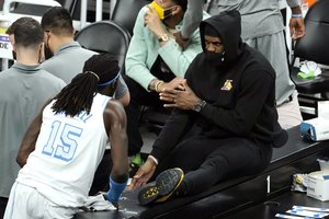 Pavojus „Lakers“: LeBronui Jamesui be žaidimo gali tekti praleisti daugiau nei mėnesį