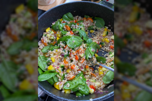 Kruopų košė su daržovėmis: du receptai, kurie patiks nemėgstantiems švaistyti