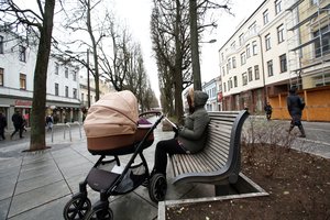 Siūloma, kad išmoka vaiko priežiūrai būtų skiriama ir mokykloje besimokančiam vienam iš tėvų