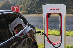Kinijos valdžia paskelbė karą „Tesla“ automobiliams: jie gali šnipinėti