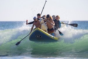 Vandens bijančius vaikus drąsina Kalifornijos vandenis skrodžianti ožka banglentininkė