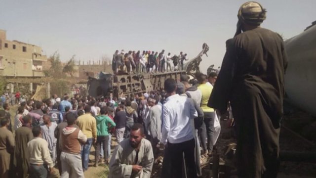 Vaizdai iš įvykio vietos: Egipte susidūrus dviem traukiniams, žuvo 32 žmonės