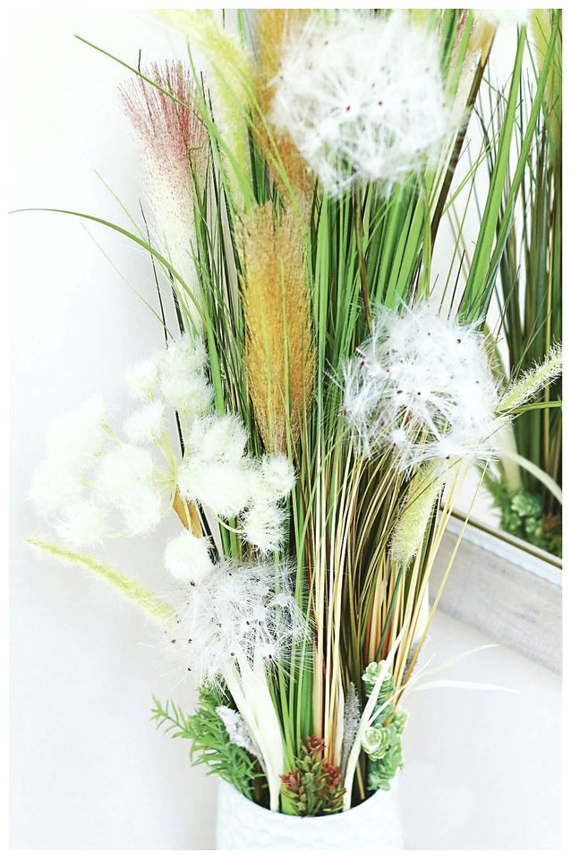Simbolines verbas galima kurti iš sausų augalų, smilgų, prie jų pridėti gėlių.