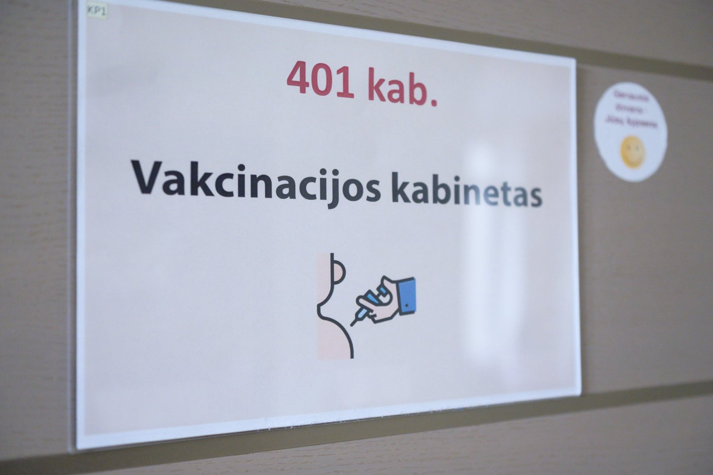 Penktadienį Vilniaus Karoliniškių poliklinikoje be registracijos gali pasiskiepyti visi senjorai vyresni nei 65 metų. <br>V.Skaraičio nuotr.