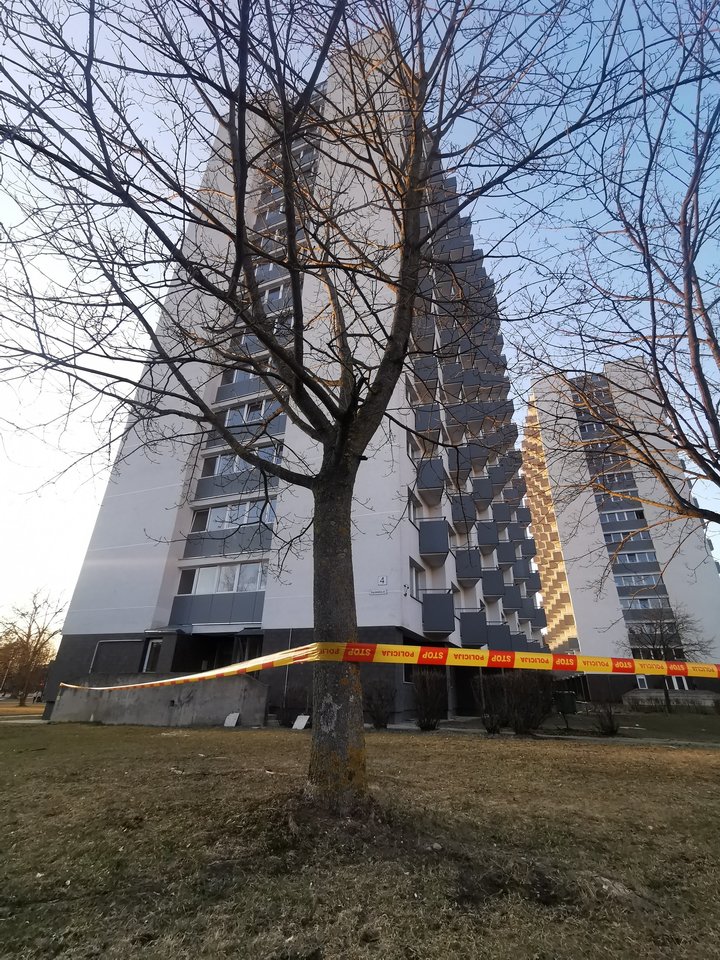Vilniuje pro universiteto bendrabučio langą iškritusi moteris žuvo vietoje.<br> R.Danisevičiaus nuotr.