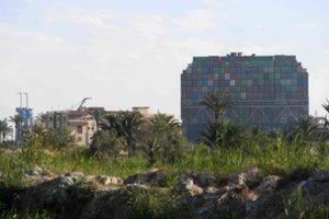 Sueco kanalą užblokavusį laivą pavyko šiek tiek pajudinti