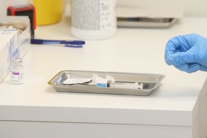 Jungtinė Karalystė užsimojo kurti naują ginklą prieš COVID-19 atmainas: tikisi iki rugsėjo sukurti naują priemonę