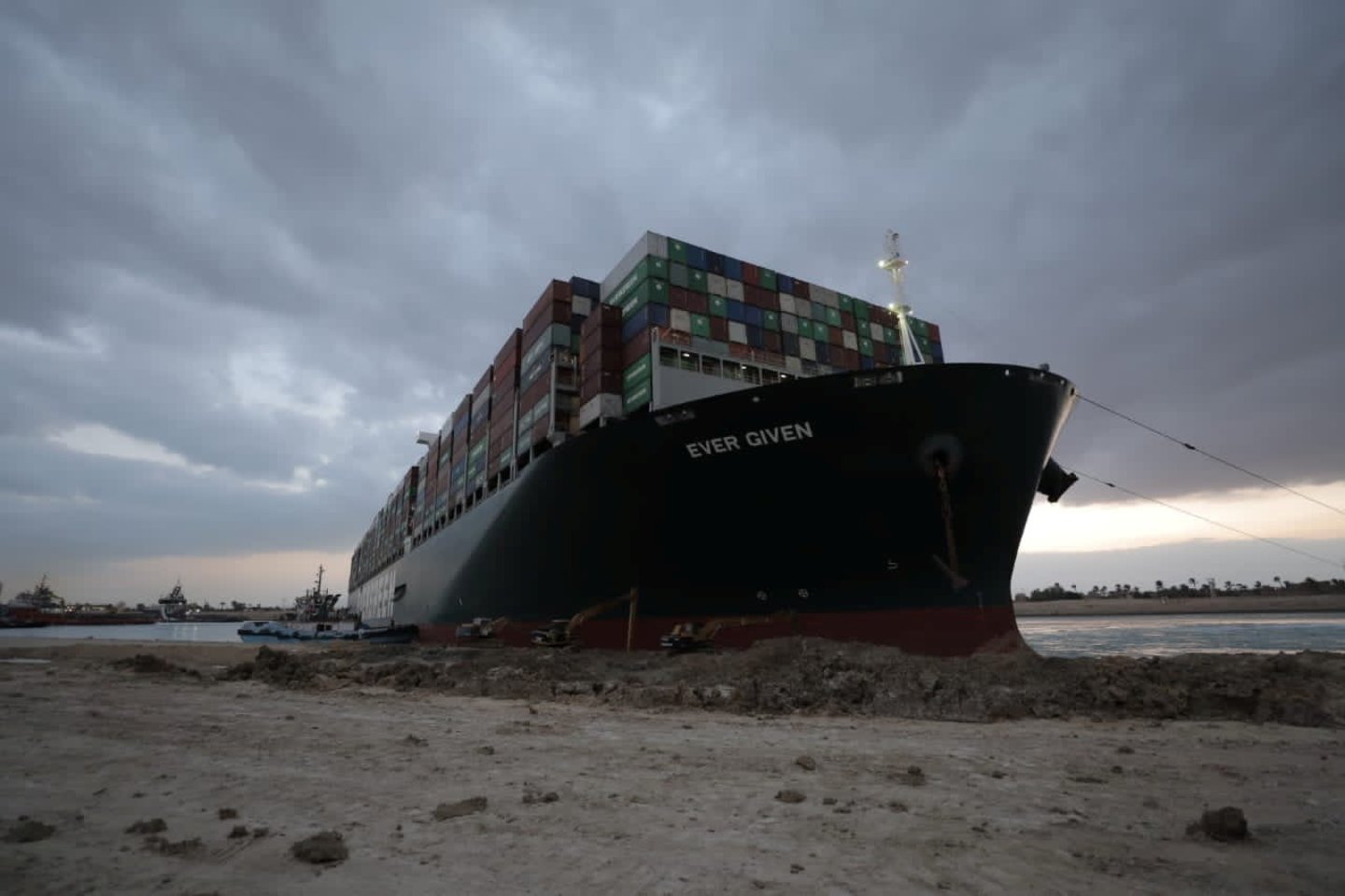 Du papildomai buksyrai sekmadienį padeda nutempti Sueco kanalą užblokavusį laivą.<br>„VIA Reuters/Scanpix“ nuotr.
