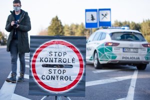 Grįžtantiems į Vilnių – kantrybės išbandymas: ties policijos postais nusidriekė automobilių eilės