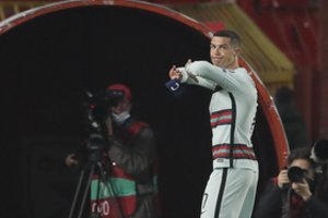 Kapitono raištį ant žemės sviedęs C. Ronaldo pratrūko: „Buvo pakenkta visai tautai“