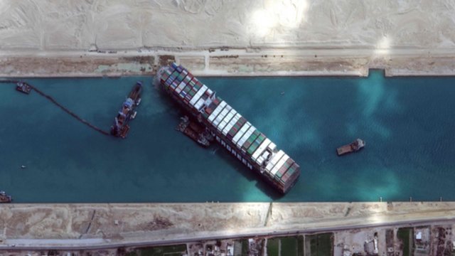 Nuo seklumos nutemptas beveik savaitę Sueco kanalą blokavęs laivas