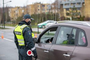 Uostamiesčio pareigūnai nespėja skaičiuoti KET pažeidėjų: viena neblaivi vairuotoja atsitrenkė į kelio ženklą