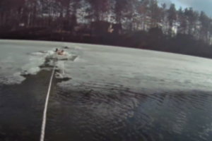 Druskininkų policininkas šokęs į ledinį vandenį išgelbėjo skęstantį girtą vyrą