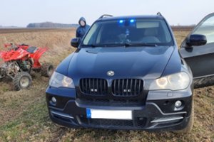 Krūvą pažeidimų užsidirbusiam keturratininkui nepavyko pabėgti nuo pareigūnų: pagautas aiškino, kad nepažino policijos BMW