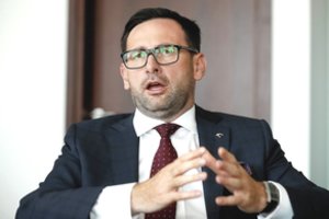 Lenkijos valdančiuosius vėl purto skandalas: partijos patikėtinio kišenėje – daugiau turto negu pajamų