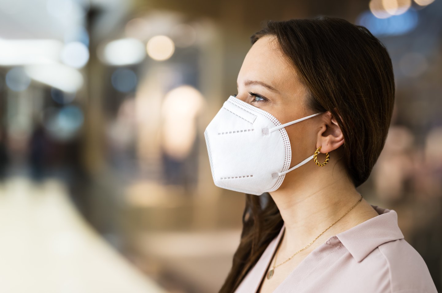  Pirkėją nustebino, kad prieš Velykas parduotuvėje dar pilna kalėdinių prekių.<br> 123rf.com asociatyvioji nuotr.