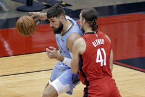 Hjustone – J. Valančiūno sezono rekordas ir „Grizzlies“ pergalė prieš NBA autsaiderius
