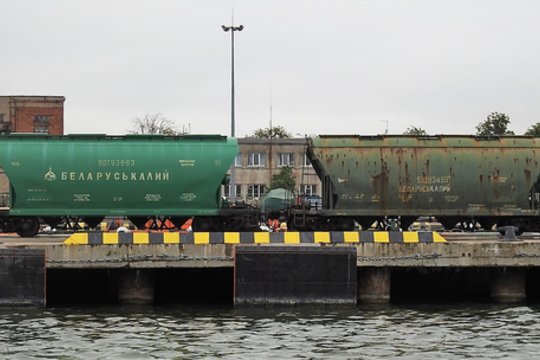Rusai savo uoste statys terminalą Baltarusijos trąšoms perkrauti: „Norime jai padėti“