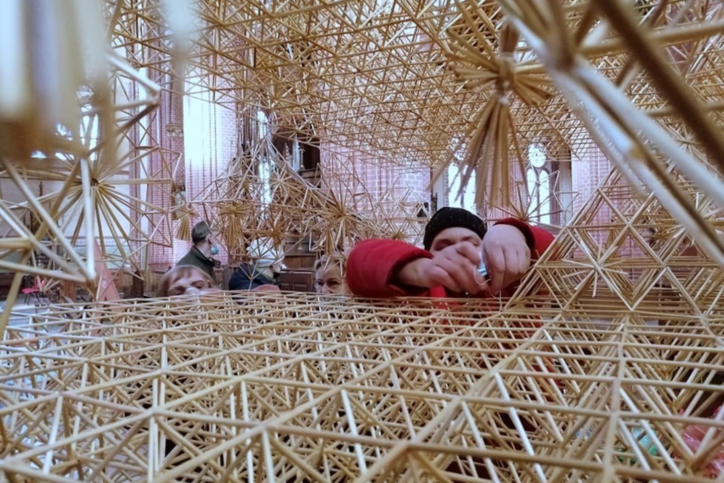 Švėkšnos bažnyčios skliautus papuošė rekordinis sodas.<br>Sveksnosnaujienos.lt nuotr.