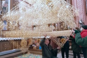 Taikosi į Lietuvos rekordą: Švėkšnos žmonės pagamino didžiausią kabantį šiaudinį sodą