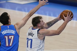 NBA naktis: į rikiuotę sugrįžę L. Dončičius ir S. Curry parodė kelius į pergalę