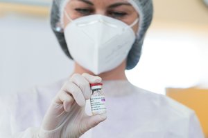 „AstraZeneca“ skiepas nuo COVID-19 pakeitė pavadinimą: pristato naują vardą