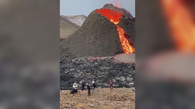 Islandijos ugnikalnis trumpam virto tinklinio aikštele: pasigrožėti plūsta vis daugiau smalsuolių