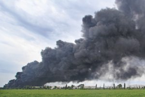 Indonezijoje antrą dieną liepsnoja naftos perdirbimo įmonė